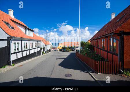 GUDHJEM, DANEMARK - août 21, 2018 : maisons colorées à colombages dans la rue menant vers le port, Bornholm Banque D'Images