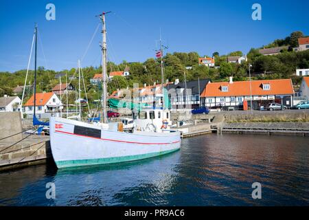 VANG, DANEMARK - août 21, 2018 : les navires ancrés dans le port de pêche traditionnel hameau sur la côte ouest de l'île de Bornholm Banque D'Images