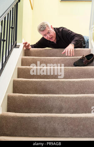 Hauts homme tombant dans les escaliers Banque D'Images