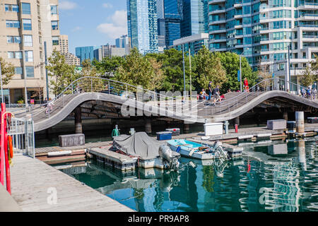 Wavedecks du secteur riverain de Toronto sont une série de structures en bois construit pour revitaliser le secteur riverain de Toronto Banque D'Images