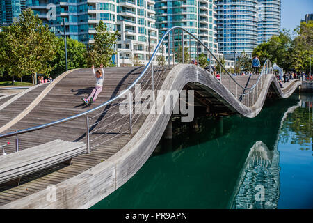 Wavedecks du secteur riverain de Toronto sont une série de structures en bois construit pour revitaliser le secteur riverain de Toronto Banque D'Images