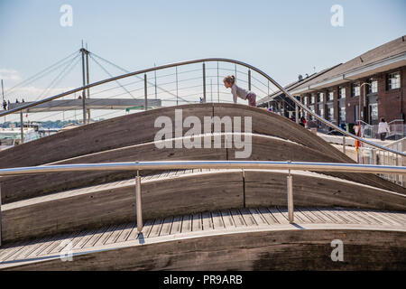 Wavedecks du secteur riverain de Toronto sont une série de structures en bois construit pour revitaliser le secteur riverain de Toronto Banque D'Images