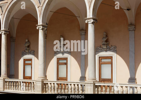 Gênes, Italie - 6 août 2018 : Galerie du Palazzo Doria Tursi sur la via Garibaldi. Banque D'Images