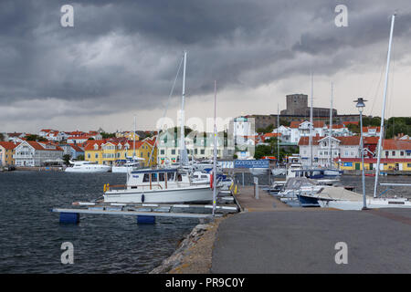 Des nuages sombres avec la pluie qui en plus de Marstrand Banque D'Images