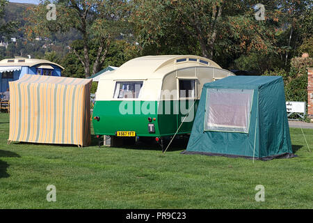 Vintage caravane et auvent sur un terrain de camping Banque D'Images