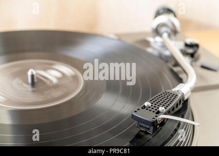 Record Player, pont. La forme "S" bras de lecture dvd longue notice, LP, vinyl, aussi appelé à l'enregistrement. Banque D'Images