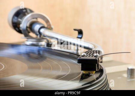 Record Player, pont. La forme "S" bras de lecture dvd longue notice, LP, vinyl, aussi appelé à l'enregistrement. Banque D'Images