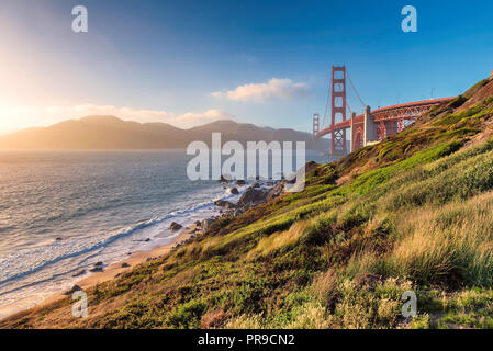 California coast - Golden Gate Bridge au coucher du soleil à San Francisco Banque D'Images