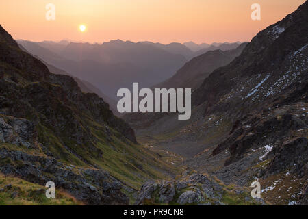 Lever du soleil sur l'Wangenitztal. Schobergruppe mountain group. Parc national de Hohe Tauern. La Carinthie. Alpes autrichiennes. L'Europe. Banque D'Images