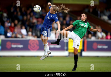 Chelsea women's Erin Cuthbert (à gauche) batailles pour la possession du ballon avec Brighton & Hove Albion féministe Laura Rafferty (à droite) au cours de la Women's super match de championnat à Kingsmeadow, Londres. Banque D'Images