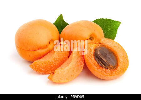 Fruits à l'abricot avec des feuilles isolées sur fond blanc macro Banque D'Images