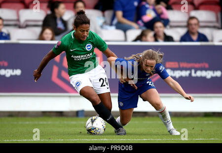 Brighton & Hove Albion féministe Victoria Williams (à gauche) batailles pour la possession du ballon avec Chelsea women's Erin Cuthbert (à droite) au cours de la Women's super match de championnat à Kingsmeadow, Londres. Banque D'Images