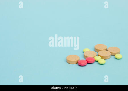 Différents médicaments comprimés sur fond bleu selective focus, copiez l'espace. Banque D'Images