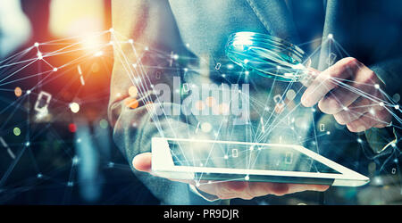 Trouvé un homme d'accès backdoor sur une tablette. Concept de sécurité de l'internet Banque D'Images