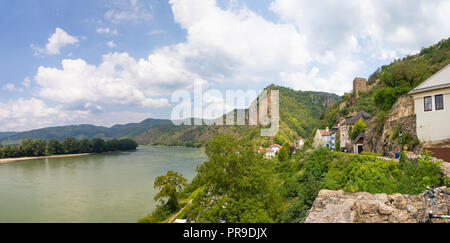 Regardant vers le bas sur le Danube du pittoresque village de Dürnstein Autriche. Banque D'Images