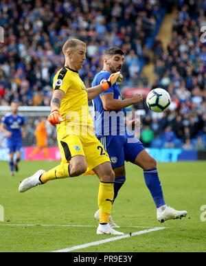 Burnley gardien Joe Hart (à gauche) efface le ballon comme Cardiff City's Callum Paterson se ferme pendant la Premier League match au Cardiff City Stadium. Banque D'Images