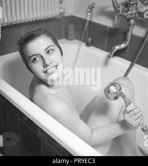 1940 femme dans la baignoire. La jeune fille ballet Rigmor Dall est de prendre un bain du matin. Selon la légende, elle le fait tous les matins, même s'il n'y a pas d'eau chaude dans les tuyaux. Suède 1946. Kristoffersson Photo ref Y21-3. Publié dans Se no 52 1946.