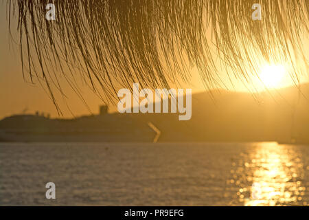 Soleil doré au coucher du soleil sur une belle plage en septembre après-midi à Mallorca, Espagne. Banque D'Images