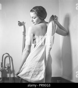 1940 femme dans la baignoire. La jeune fille ballet Rigmor Dall est de prendre un bain du matin. Selon la légende, elle le fait tous les matins, même s'il n'y a pas d'eau chaude dans les tuyaux. Suède 1946. Kristoffersson Photo ref Y21-5. Publié dans Se no 52 1946.