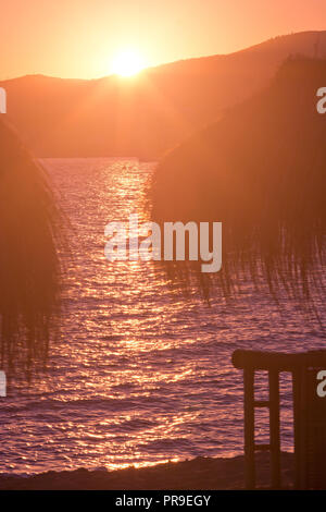 Soleil doré au coucher du soleil sur un bel après-midi de septembre à Mallorca, Espagne. Banque D'Images