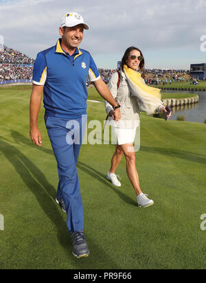 L'équipe de Sergio Garcia célèbre l'obtention de la Ryder Cup avec l'épouse Angela au Golf National, Saint-Quentin-en-Yvelines, Paris. Banque D'Images