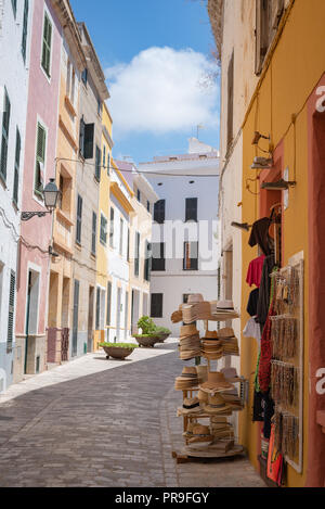 L'Espagnol de shopping dans les ruelles de Ciutadella, Espagne. Banque D'Images