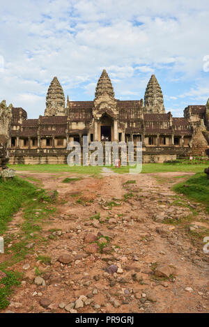 Angkor Wat entrée Sud. Le complexe d'Angkor Wat, construit au cours de l'empire Khmer de l'âge, situé à Siem Reap, Cambodge, est la plus grande monumen religieux Banque D'Images
