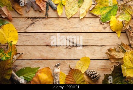 Les feuilles d'automne sur fond de bois, copy space Banque D'Images