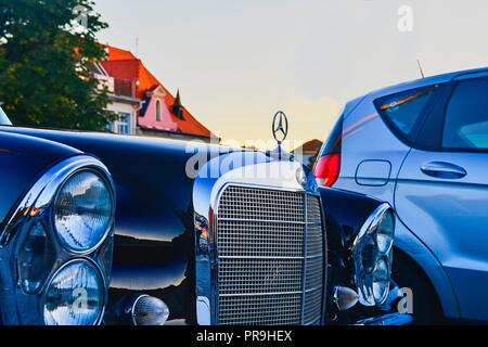 Logo Mercedes Benz noire sur une voiture d'époque. Mercedes-Benz est un producteur d'automobiles allemandes. La marque est utilisée pour les automobiles de luxe, d'autobus, autocars et camions. Banque D'Images