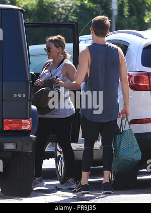 Hilary Duff affiche son gros nez de bébé tandis que dehors avec son petit ami Scott Matthew avec : Hilary Duff, Scott Matthew Où : Studio City, California, United States Quand : 30 août 2018 Source : WENN.com Banque D'Images