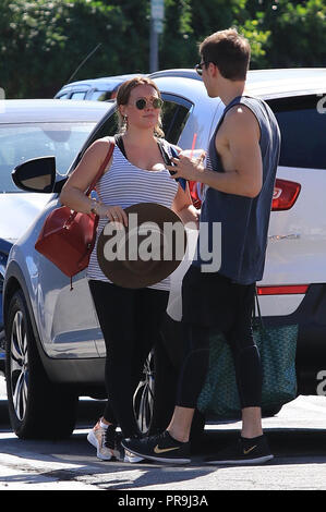 Hilary Duff affiche son gros nez de bébé tandis que dehors avec son petit ami Scott Matthew avec : Hilary Duff, Scott Matthew Où : Studio City, California, United States Quand : 30 août 2018 Source : WENN.com Banque D'Images