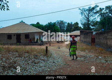 Quinhamel, République de Guinée-Bissau - 2 Février, 2018 : femme marche à son domicile dans le village de Quinhamel en Guinée-Bissau. Banque D'Images