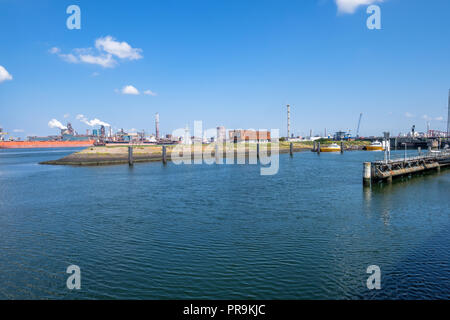 2 Bateaux pilotes sont en attente de l'arrivée d'un navire de la mer en face de la mer de verrouillage IJmuiden (Pays-Bas). Dans l'arrière-plan l'usine d'acier Banque D'Images