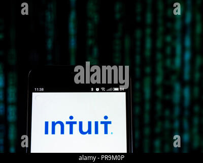 Intuit Inc. logo vu affichée sur téléphone intelligent. Intuit Inc. est une entreprise de logiciels commerciaux et financiers qui développe et vend des financiers, comptables, et logiciel de préparation des déclarations et des services connexes pour les petites entreprises, les comptables, et des particuliers. Banque D'Images