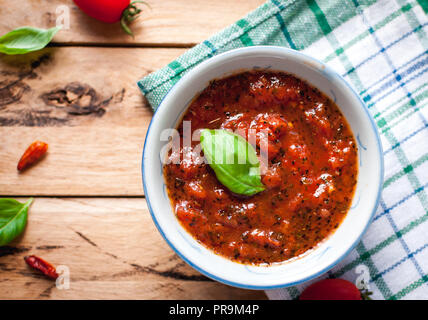 Sauce à pizza épicée fait maison, vue du dessus Banque D'Images