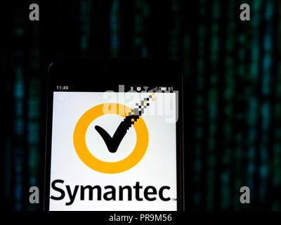 Symantec Corporation vu le logo affiché sur le téléphone intelligent. Symantec Corporation est une entreprise de logiciels. La société fournit des logiciels et services de cybersécurité Banque D'Images