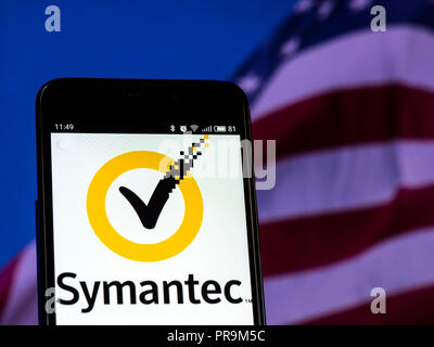 Symantec Corporation vu le logo affiché sur le téléphone intelligent. Symantec Corporation est une entreprise de logiciels. La société fournit des logiciels et services de cybersécurité Banque D'Images