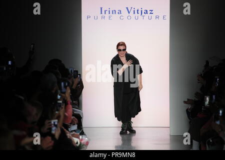 NEW YORK, NY - 14 février : Un designer Irina Vitjaz promenades la piste pendant la Fashion Week de New York : les spectacles dans les studios du printemps le 14 février 2018 en Banque D'Images