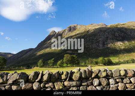 Le Langdale Pikes avec un mur en pierre en premier plan, Elterwater, Lake District, Cumbria, Angleterre. Banque D'Images