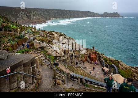 Vue aérienne à la recherche vers le bas à l'étape de l'Minack Theatre avec une mer agitée à Cornwall, Royaume-Uni le 20 septembre 2018 Banque D'Images