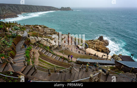 Vue aérienne à la recherche vers le bas à l'étape de l'Minack Theatre avec une mer agitée à Cornwall, Royaume-Uni le 20 septembre 2018 Banque D'Images