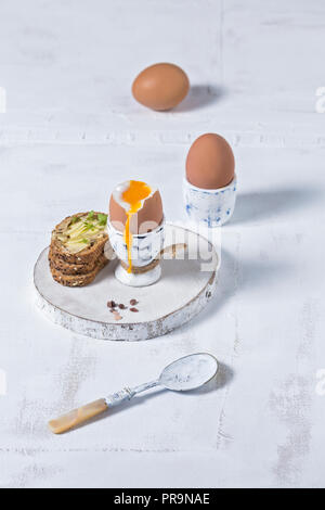 Les œufs durs avec du pain complet blanc sur fond de table rustique Banque D'Images