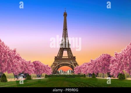 La Tour Eiffel depuis les Camps de Mars au coucher du soleil Banque D'Images