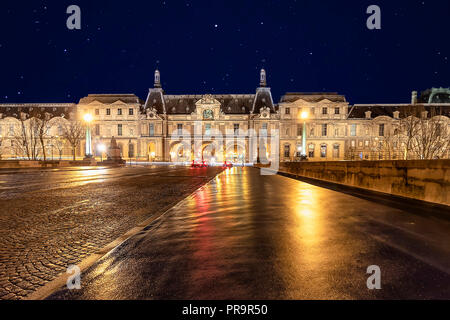 Photos à longue exposition de la construction d'éclairé la nuit avec ciel étoilé à Paris, France Banque D'Images