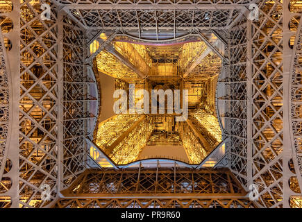 Paris, France - 15 mars 2018 : Worm's-eye view (à la recherche du sol) de la Tour Eiffel illuminée la nuit Banque D'Images