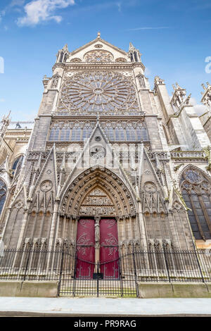 Façade nord de la Cathédrale Notre Dame avec vitrail et Rose Nord. Il date de 1250 et est aussi 12,9 mètres de diamètre. Son principal Banque D'Images