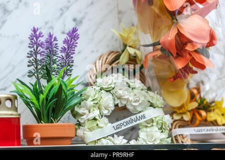 Fleurs et couronne en plastique, décoration florale des tombes le jour de la Toussaint, République Tchèque le jour de l'âme en Europe Banque D'Images