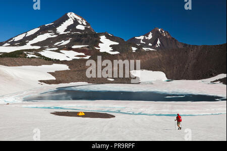 Camping sur les rives du lac d'un glacier dans l'arrière-pays des trois soeur désert près de Bend Oregon Banque D'Images