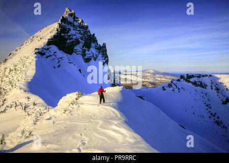 D'alpiniste haut sur les pentes de trois Sœurs Fingered Jack près de Oregon Banque D'Images