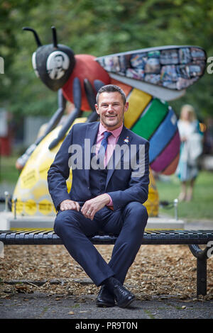 Carl Austin-Behan conseiller LGBT Andy Burnham Maire de Manchester à Sackville jardins dans le village gai de Manchester, Banque D'Images